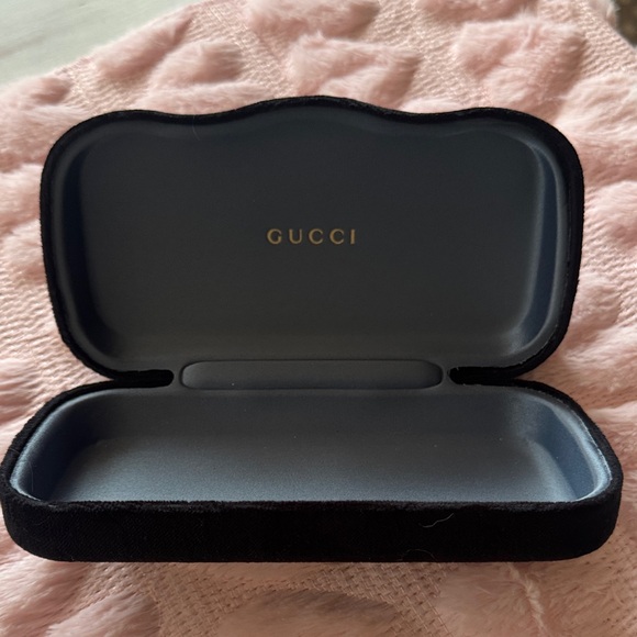 Gucci Elegant Black Sunglasses